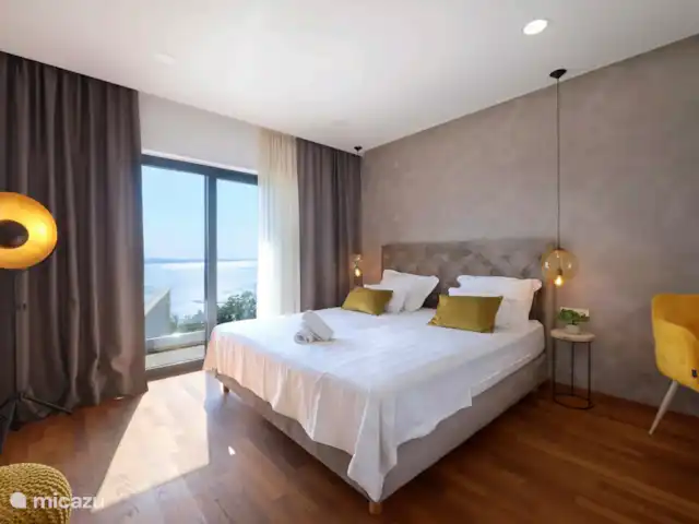 Villa Arina | Croatie, Dalmatie, Omis - villa Chambre 3 au premier étage. Sommier tapissier de luxe 200 x 220 cm, lampes de lecture, armoire, bureau et climatisation.
