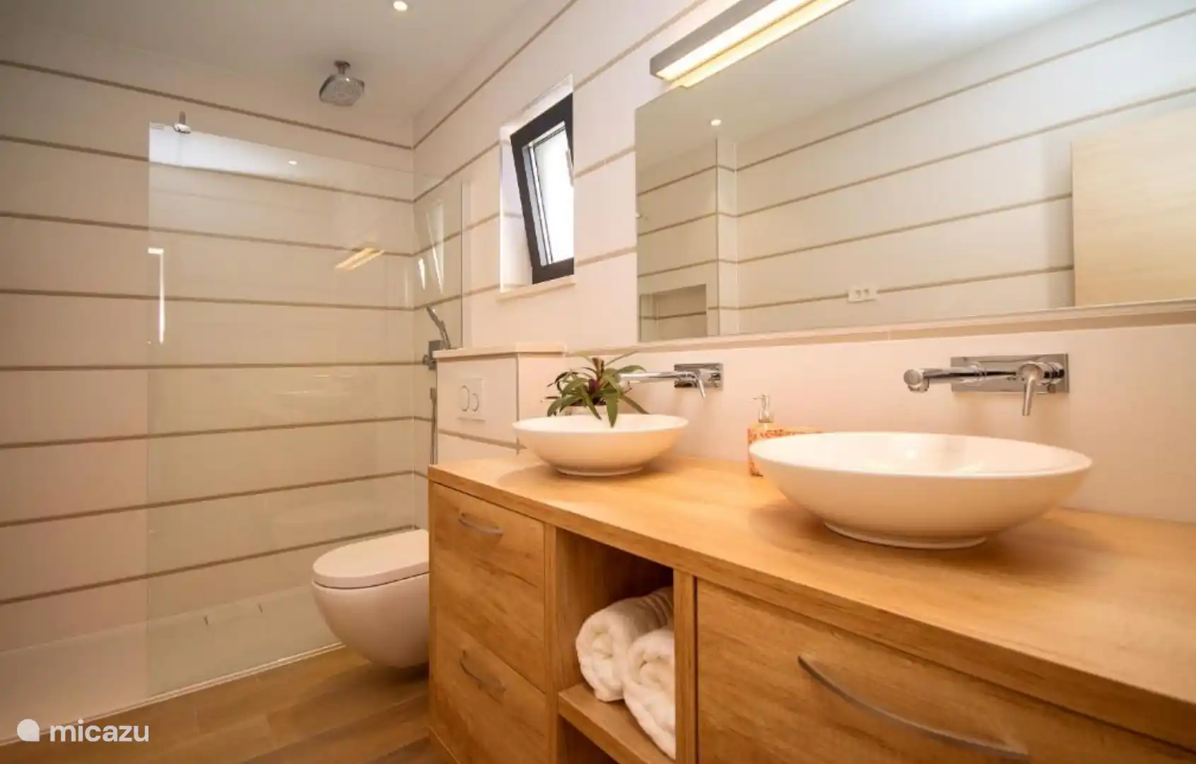 Baño 4 en suite para el dormitorio principal 4 en planta alta.