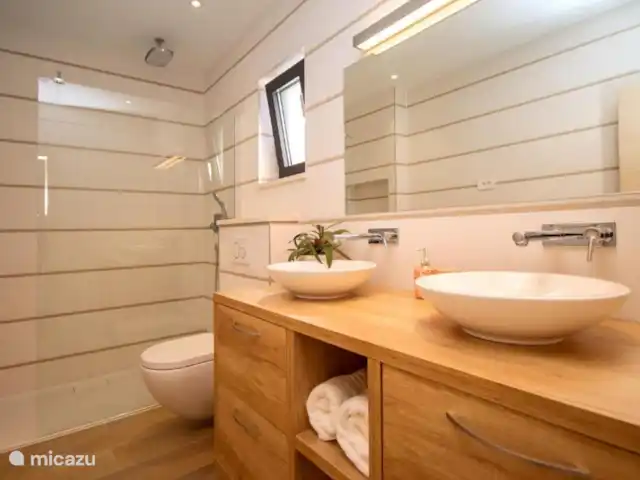 Villa Arina | Croatie, Dalmatie, Omis - villa Salle de bain 4 en suite pour la chambre parentale 4 à l’étage.