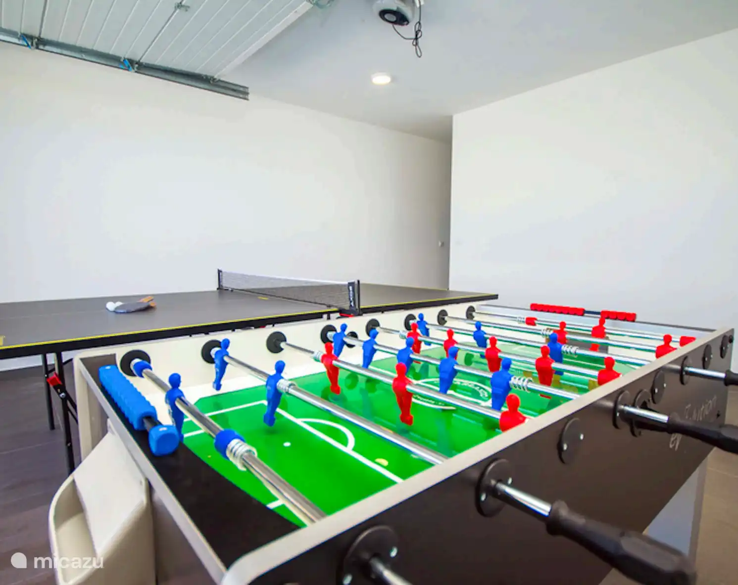 Futbolín y mesa de ping-pong.