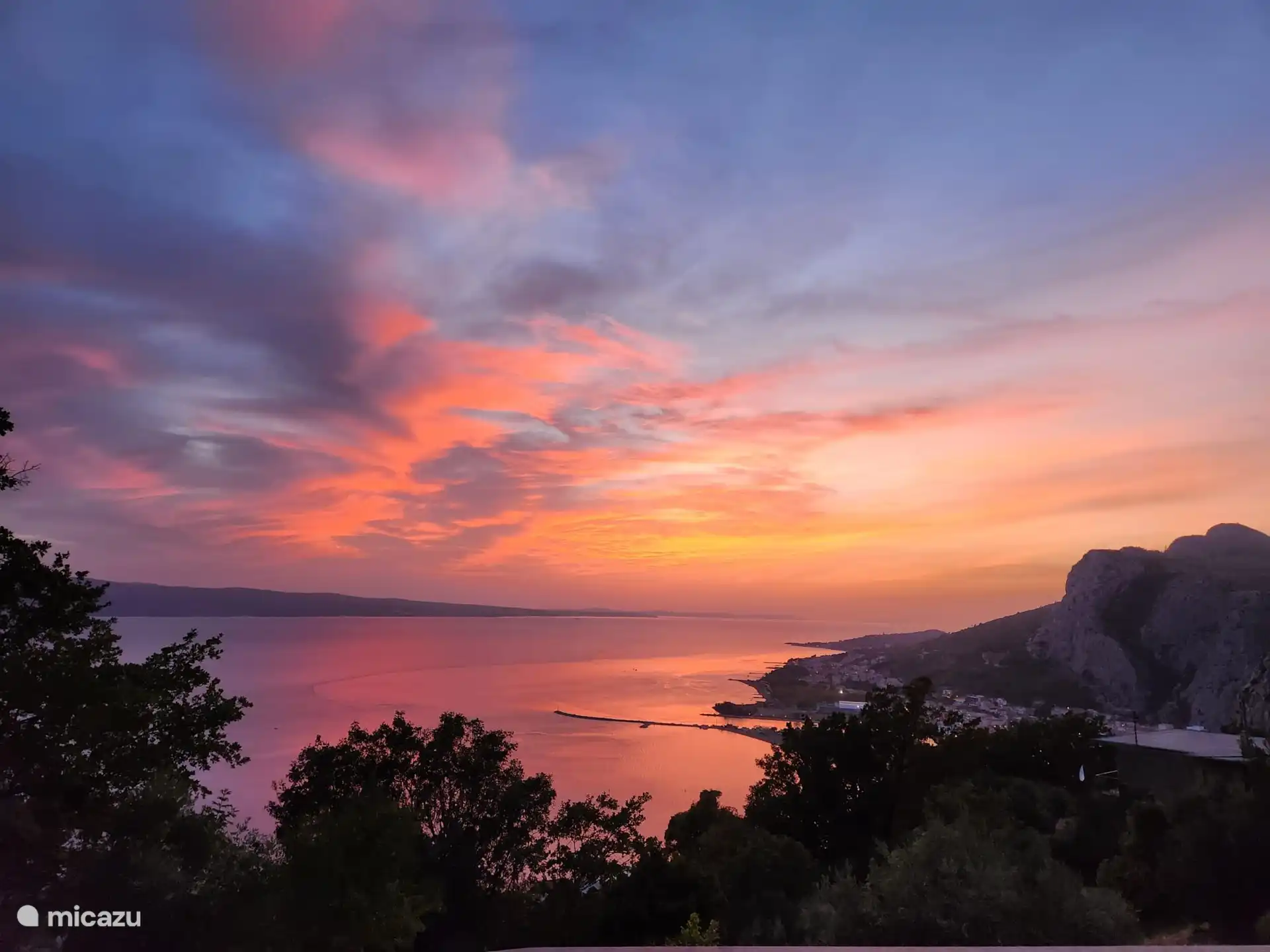 Hermosa vista del sol poniente desde la casa. 