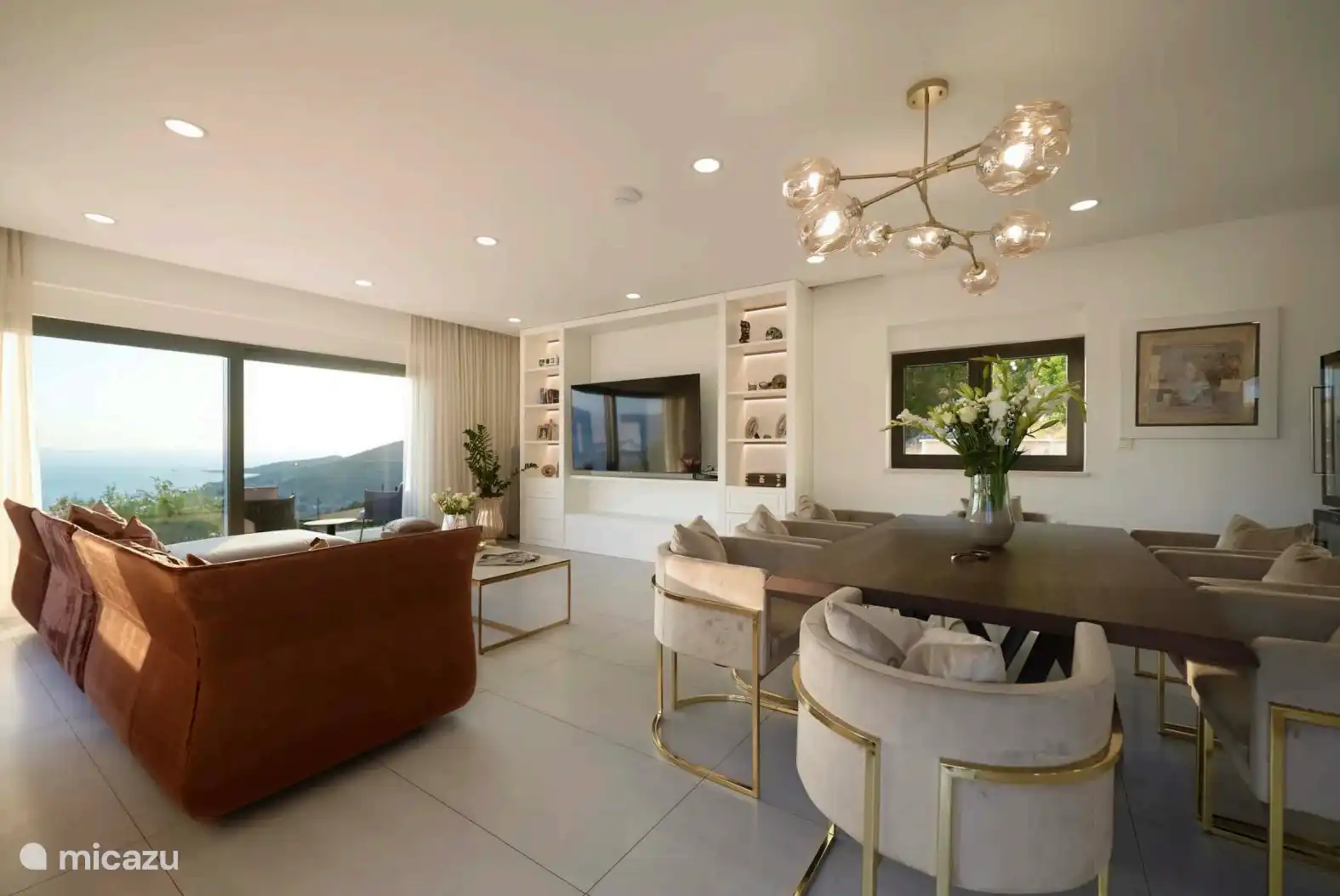 Gran mesa de comedor con 8 sillas y trona si se requiere.