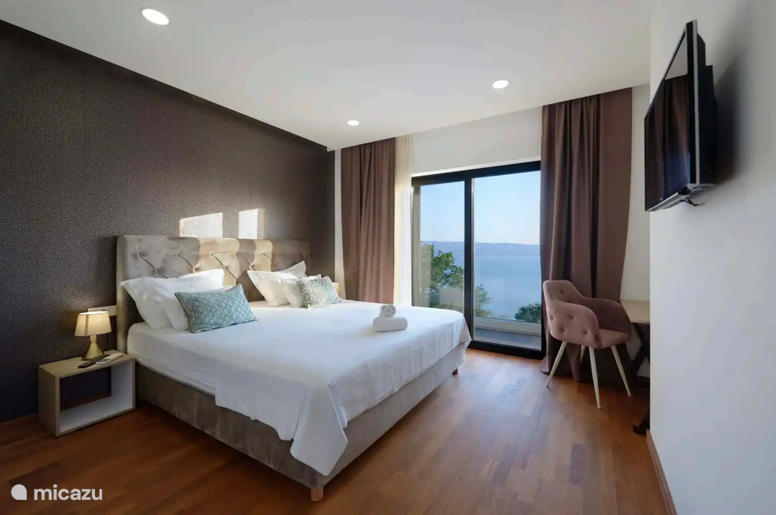 Dormitorio 1 primer piso. Somier de lujo de 200 x 220 cm, luces de lectura, armario, escritorio y aire acondicionado.