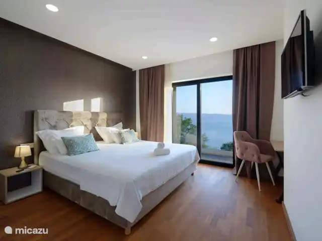 Villa Arina | Croatie, Dalmatie, Omis - villa Chambre 1 au premier étage. Sommier tapissier de luxe 200 x 220 cm, lampes de lecture, armoire, bureau et climatisation.