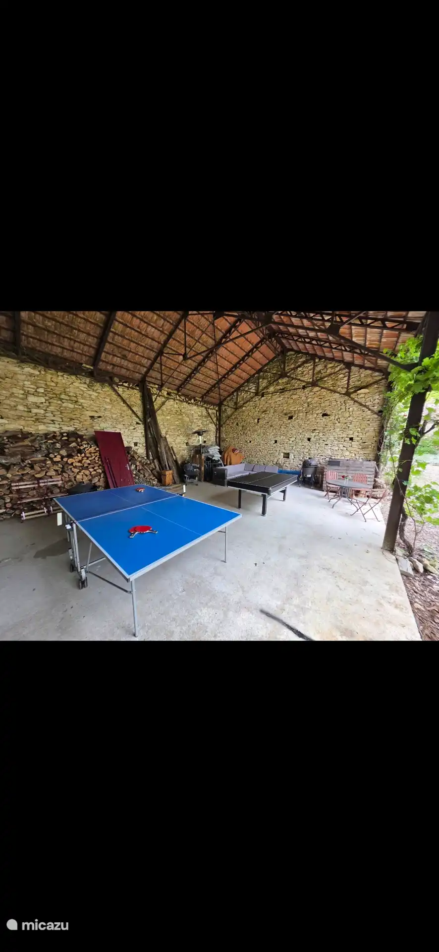 Dosel nuevo. Con mesa de billar, mesa de ping pong, diana, rincón para sentarse, mesa de comedor y refrigeradores donde puede sentarse después de las 22:00 para sentarse afuera hasta altas horas de la noche 