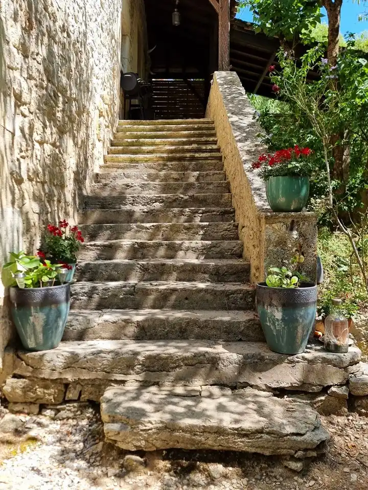 Escaleras hacia la terraza y la puerta principal.