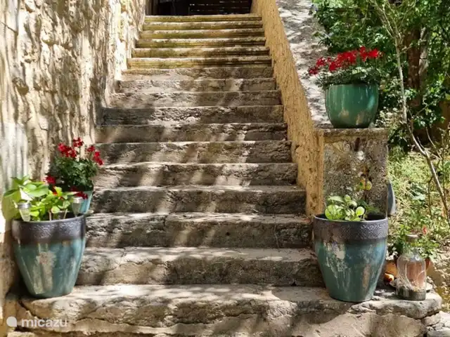 L’ancienne ferme de Goth | France, Lot, Serignac - maison de vacances Escaliers vers la terrasse et la porte d'entrée.