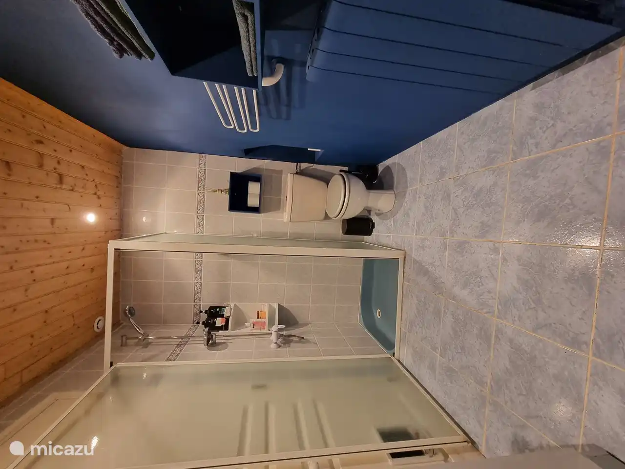 El espacioso baño de abajo, al que se puede acceder desde el dormitorio.