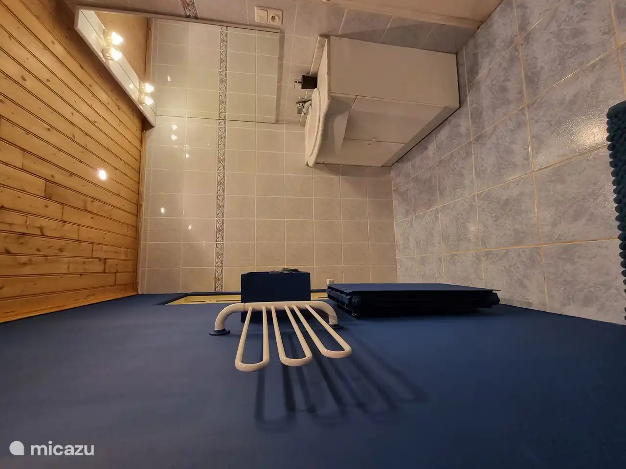 baño de abajo vista desde el inodoro.