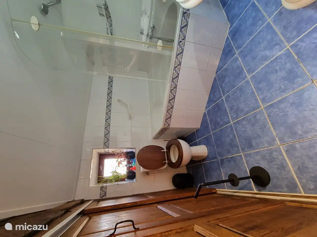 Baño de arriba con bañera.