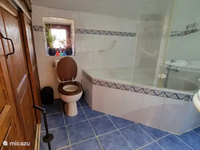 L’ancienne ferme de Goth | France, Lot, Serignac - maison de vacances Salle de bain à l'étage avec baignoire.