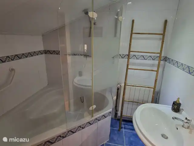 L’ancienne ferme de Goth | France, Lot, Serignac - maison de vacances Salle de bain sous un angle différent.