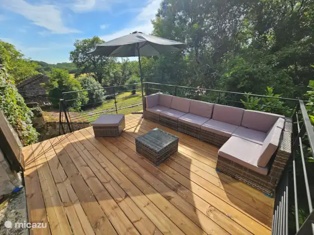 L’ancienne ferme de Goth | France, Lot, Serignac - maison de vacances La nouvelle terrasse côté piscine avec accès depuis la cuisine et un escalier descendant vers le jardin