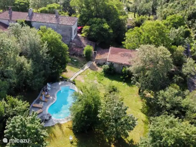 L’ancienne ferme de Goth | France, Lot, Serignac - maison de vacances Vue de dessus de la piscine et de la maison.