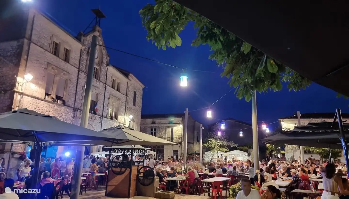 Uno de los animados mercados nocturnos del verano.