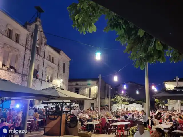 L’ancienne ferme de Goth | France, Lot, Serignac - maison de vacances L'un des marchés nocturnes animés en été.