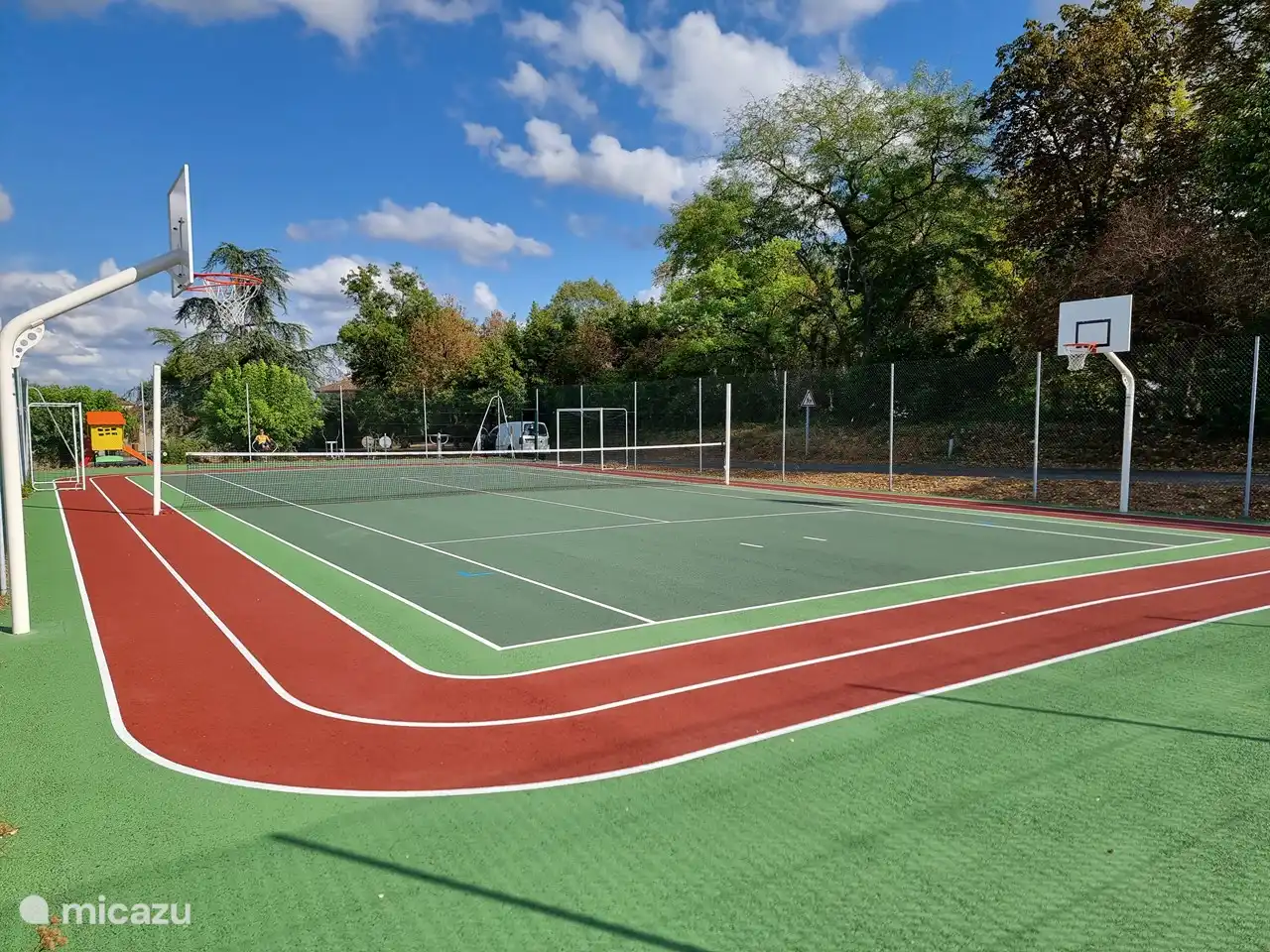 Cancha de tenis a 5 min de la casa.
