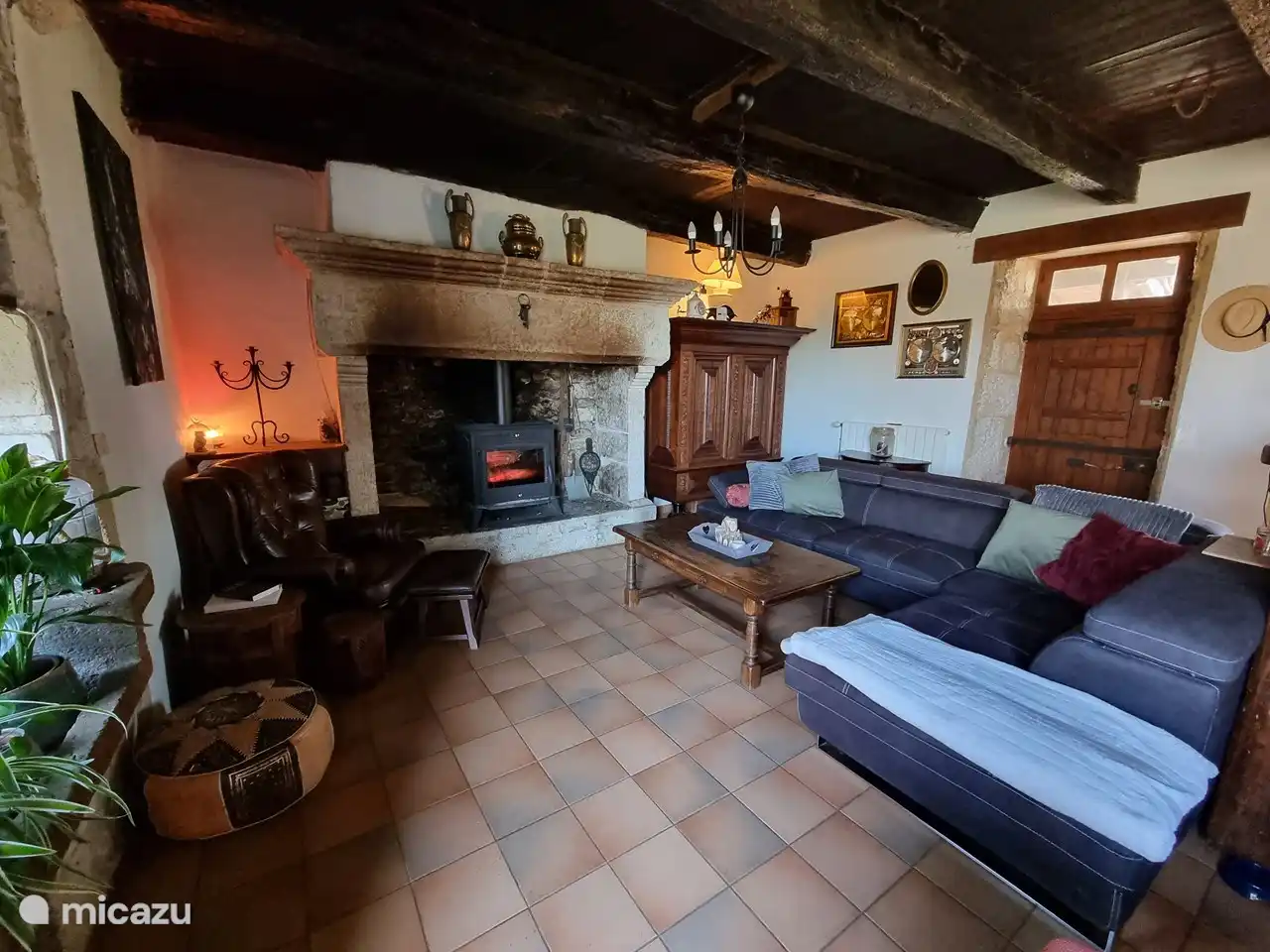 La hermosa cocina espaciosa con estufa de leña.