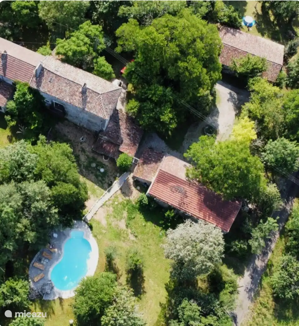 Vista superior de la casa, el jardín y la piscina