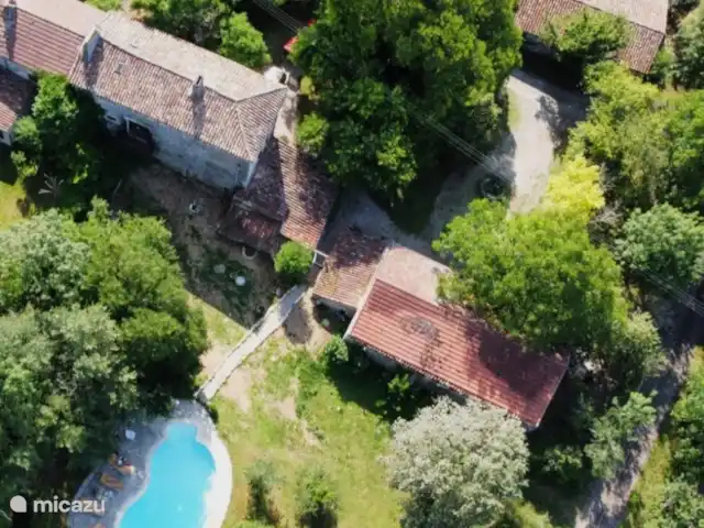 L’ancienne ferme de Goth | France, Lot, Serignac - maison de vacances Vue de dessus de la maison, du jardin et de la piscine