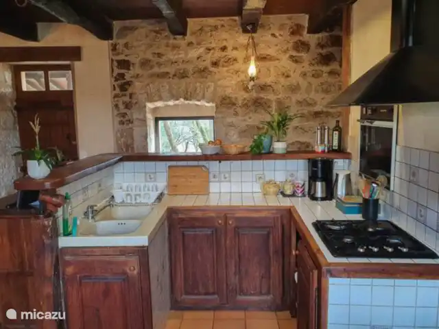 L’ancienne ferme de Goth | France, Lot, Serignac - maison de vacances L'ancienne cuisine avec tous les moyens modernes dont vous avez besoin.