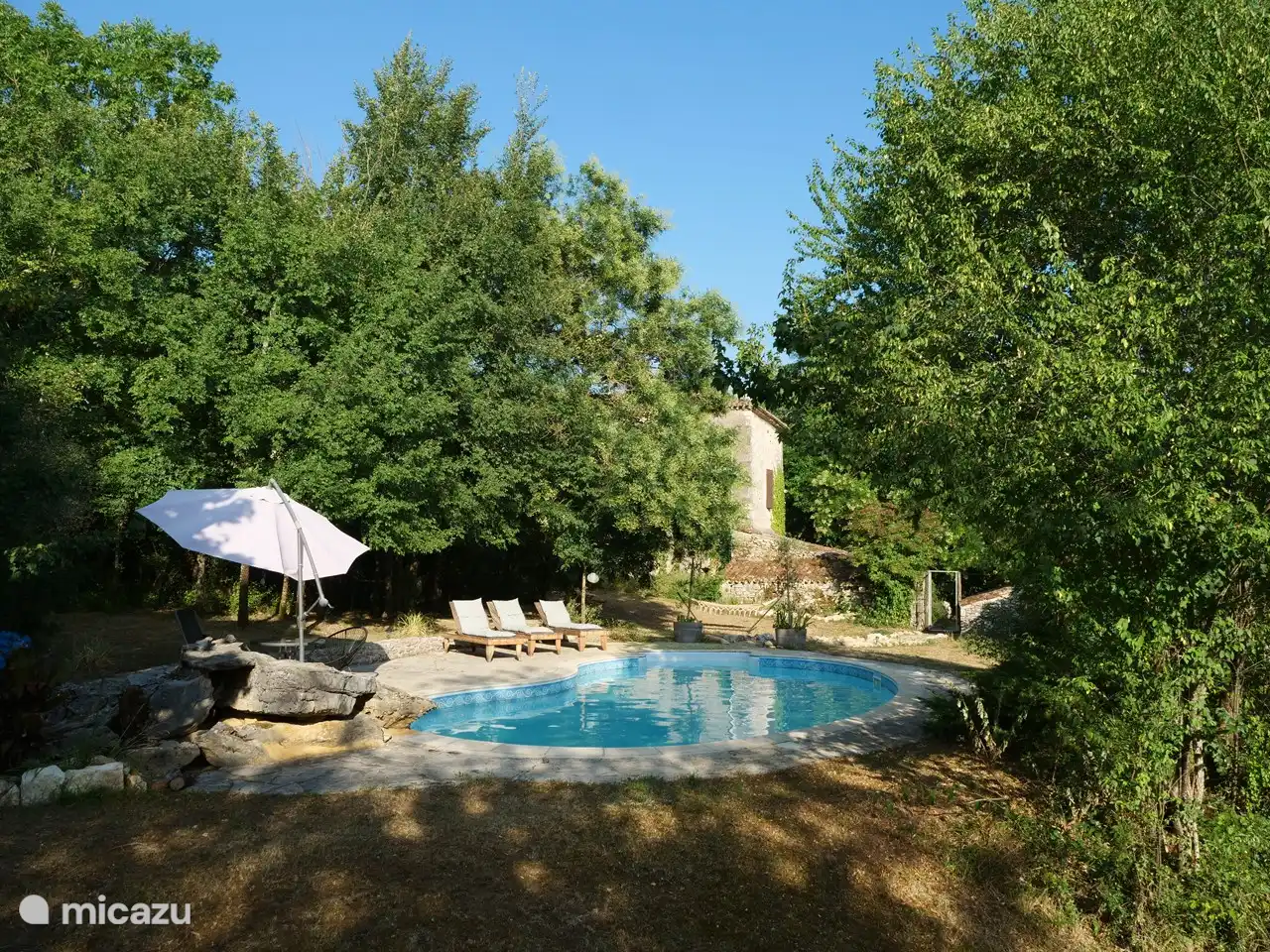 La hermosa piscina privada.