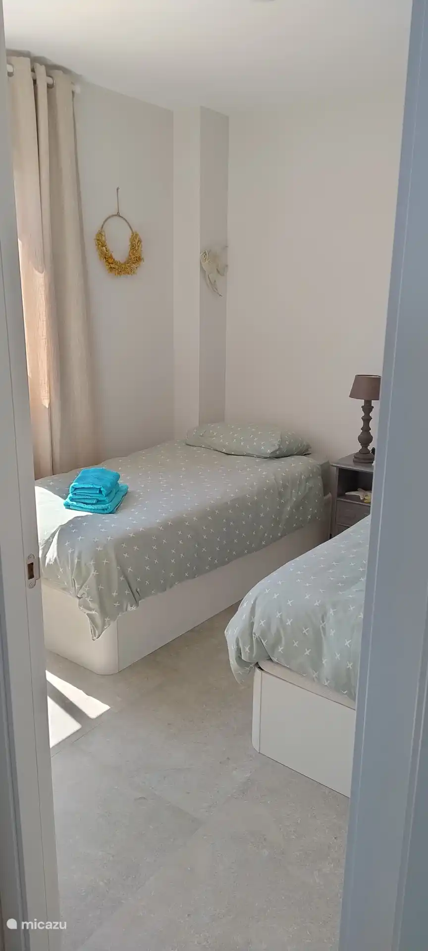 Deuxième chambre avec 2 lits 90 x 200 
Siège et penderie