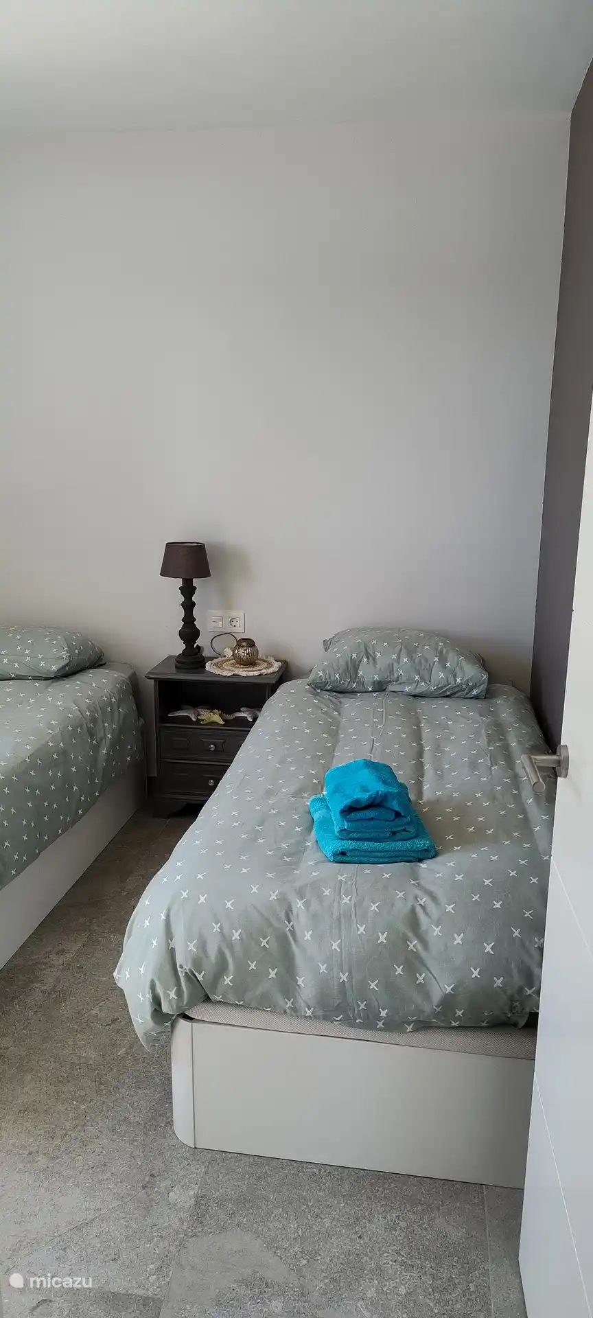 Deuxième chambre avec 2 lits de 0,90 x 2,00 cm 
Siège et penderie 