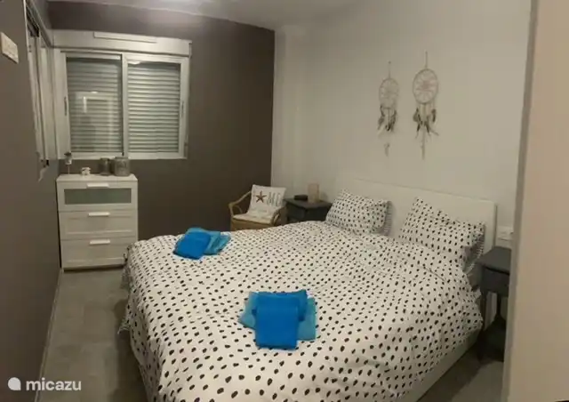 chambre avec un lit double 160 x 200
avec armoire intégrée et un siège