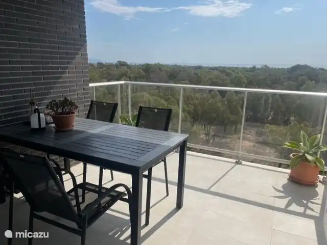 terrasse avec le soleil du matin et du début d'après-midi