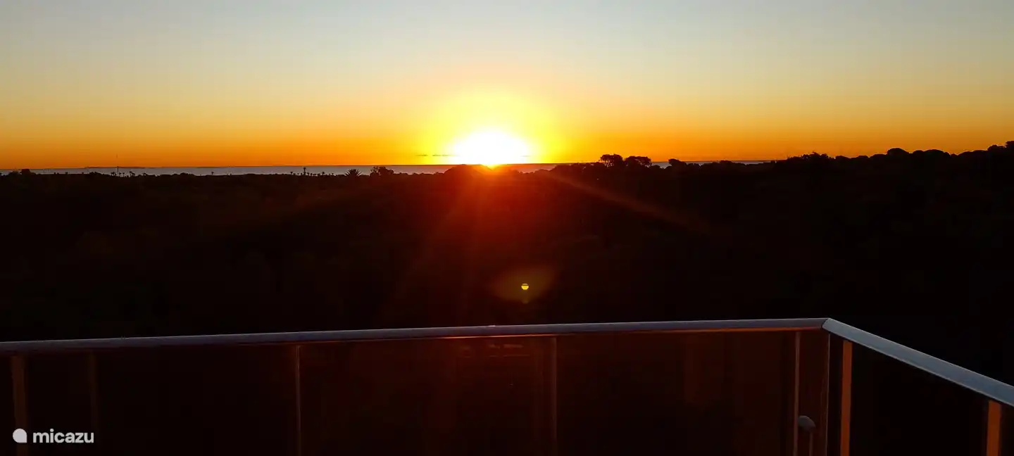 le lever du soleil peut être vu depuis la terrasse