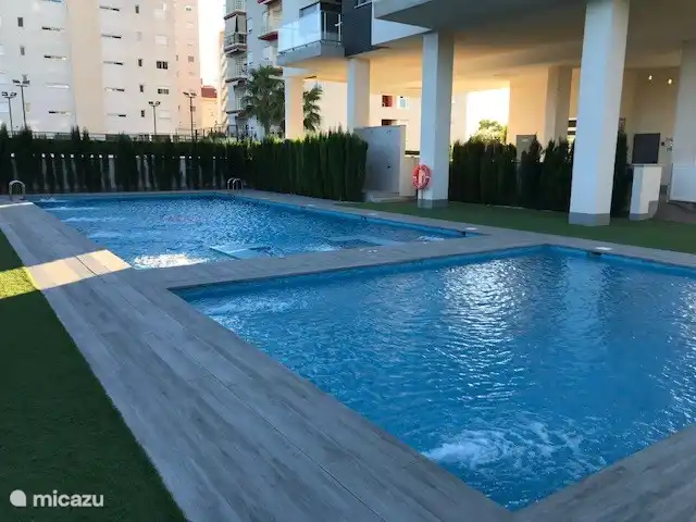 grande piscine avec pataugeoire séparée