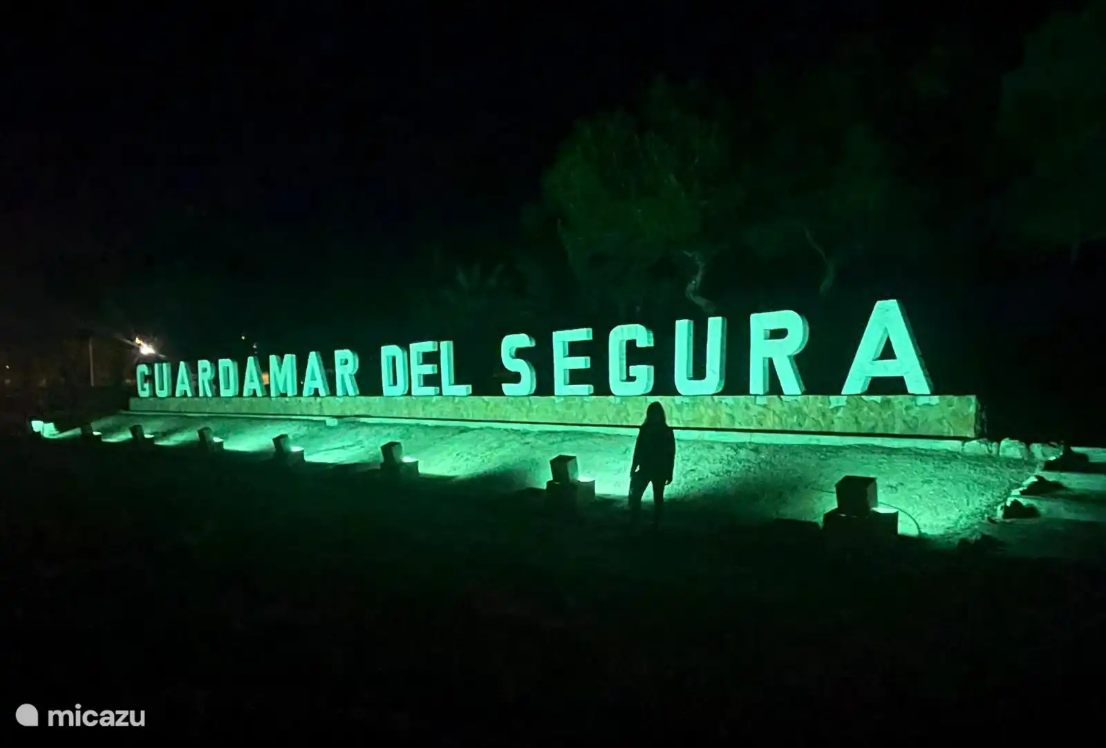 Lettres à barre lumineuse à l’entrée de Guardamar 