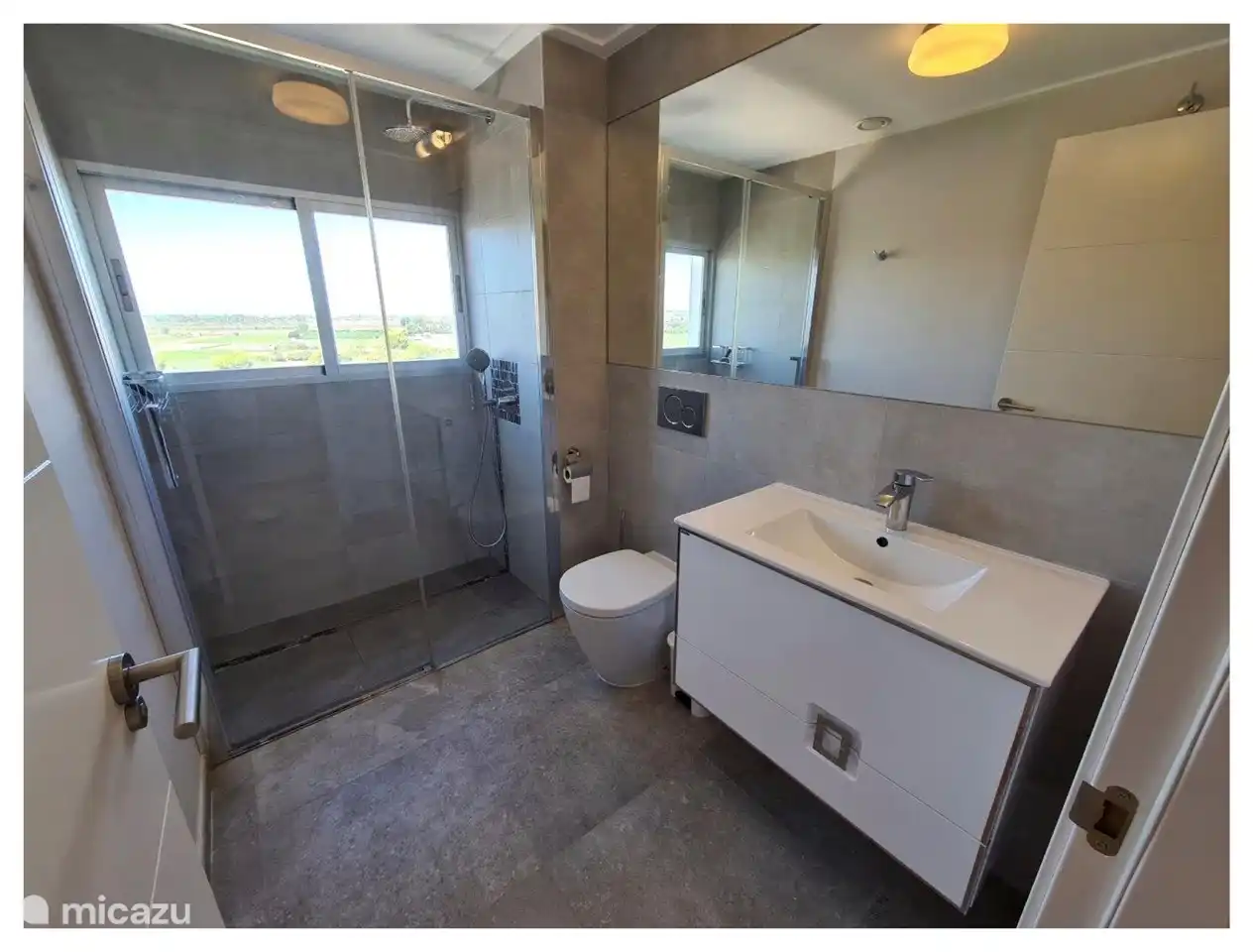 première salle de bain avec douche pluie avec vue imprenable