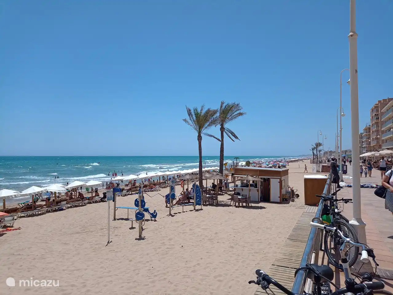 la confortable plage animée avec boulevard