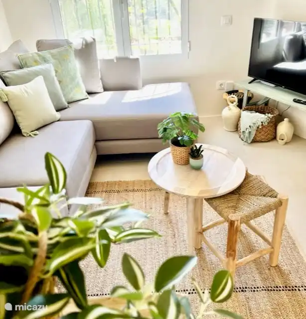 The cozy TV corner with flat screen TV (Tv Vlaanderen, VTM Go, Netflix...) There is also a Chromecast to stream your favorite programs.
The WiFi is fast and of good quality.