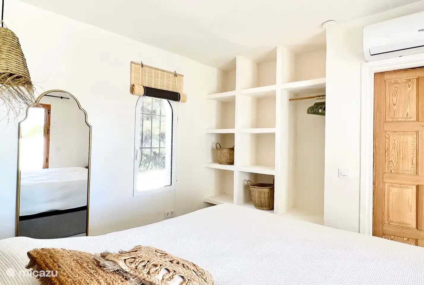 The master bedroom certainly has sufficient storage space :-) and the wonderful box spring bed is extra large! 180x210