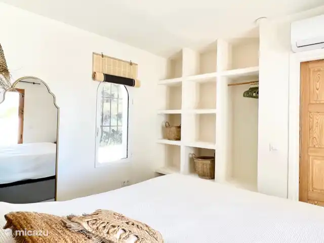 Casa Lina * Los Lagos/ Bohostyle | Espagne, Costa Blanca, Jávea - maison mitoyenne La chambre principale dispose certainement de suffisamment d'espace de rangement :-) et le magnifique lit avec sommier tapissier est extra grand ! 180x210