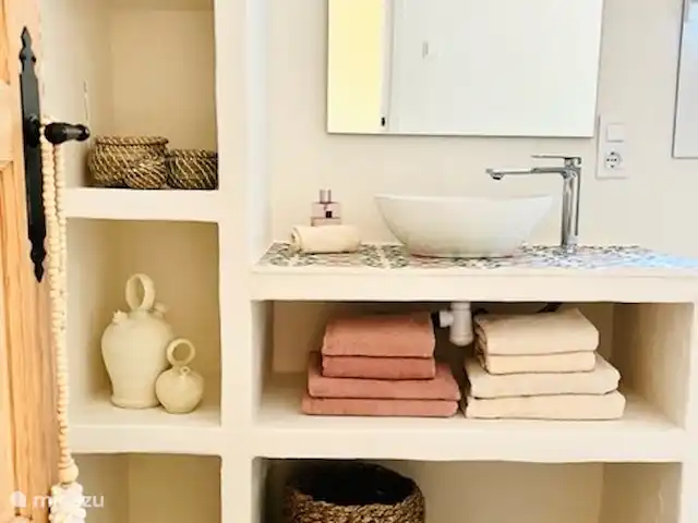 Casa Lina * Los Lagos/ Bohostyle | Espagne, Costa Blanca, Jávea - maison mitoyenne La salle de bain au premier étage est finie avec du carrelage authentique autour du lavabo et est bien sûr équipée de tout le confort...