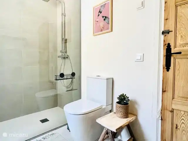 Casa Lina * Los Lagos/ Bohostyle | Espagne, Costa Blanca, Jávea - maison mitoyenne Les deux salles de bains ont une douche à l'italienne, un lavabo, des toilettes, un grand miroir, des serviettes douces et un grand espace de rangement