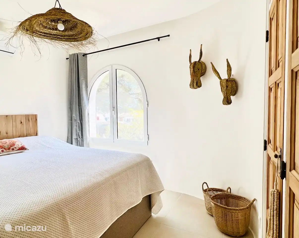 The second bedroom also has a lovely box-spring bed (160x210). Both bedrooms have 30 cm mattresses. height. This room also has a blackout curtain, air conditioning, sufficient storage space and a mosquito screen.