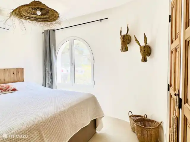 Casa Lina * Los Lagos/ Bohostyle | Espagne, Costa Blanca, Jávea - maison mitoyenne La deuxième chambre dispose également d'un joli lit boxspring (160x210). Les deux chambres disposent de matelas de 30 cm. hauteur. Cette pièce dispose également d'un rideau occultant, de la climatisation, d'espaces de rangement suffisants et d'une moustiquaire.