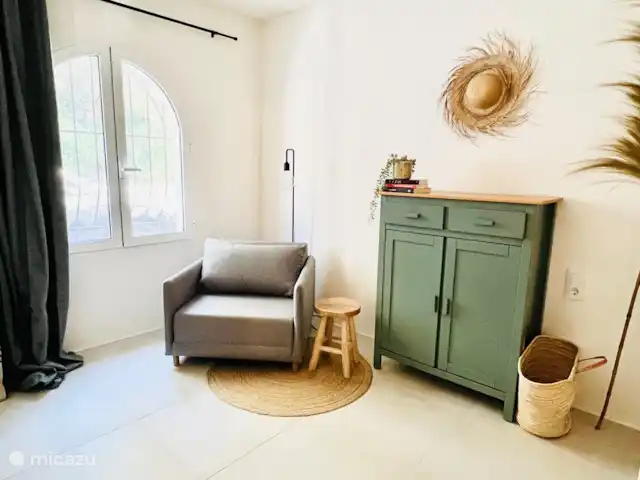Casa Lina * Los Lagos/ Bohostyle | Espagne, Costa Blanca, Jávea - maison mitoyenne Au rez-de-chaussée vous trouverez un espace de rangement/salle de détente supplémentaire... Les placards verts contiennent des jeux et jouets et nous pouvons transformer le canapé en lit pour un enfant/adolescent... (avec matelas d'appoint séparé)