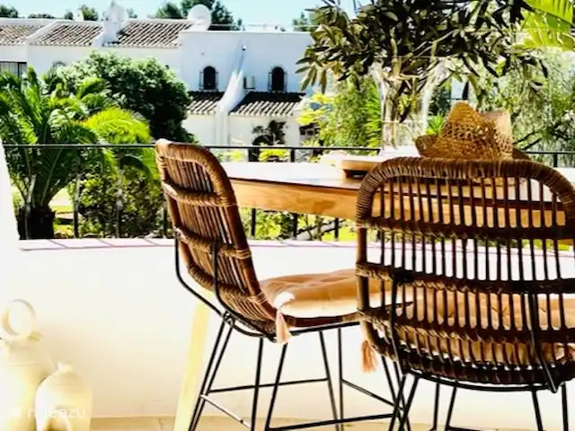 Casa Lina * Los Lagos/ Bohostyle | Espagne, Costa Blanca, Jávea - maison mitoyenne La terrasse est équipée d'une table à manger pour 5 personnes, d'un coin salon avec coussins moelleux et d'un placard de rangement pour crème solaire, magazines.... :-)