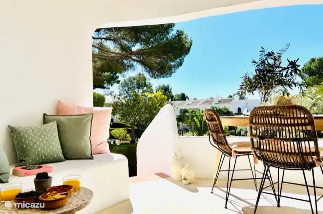 'It's time to wine down' In the lounge corner you will be able to enjoy a drink or relax with a wonderful book..