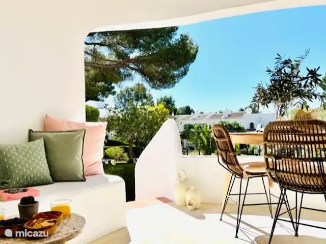 Casa Lina * Los Lagos/ Bohostyle | Espagne, Costa Blanca, Jávea - maison mitoyenne 'Il est temps de boire un verre' Dans le coin salon, vous pourrez prendre un verre ou vous détendre avec un livre merveilleux..