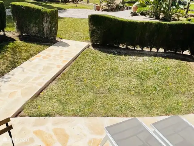 Casa Lina * Los Lagos/ Bohostyle | Espagne, Costa Blanca, Jávea - maison mitoyenne Cette photo a été prise depuis la terrasse. Vous voyez le jardin privé avec 2 transats et une table de bistrot supplémentaire avec 2 chaises 
Par le chemin, vous entrerez dans le jardin communal.