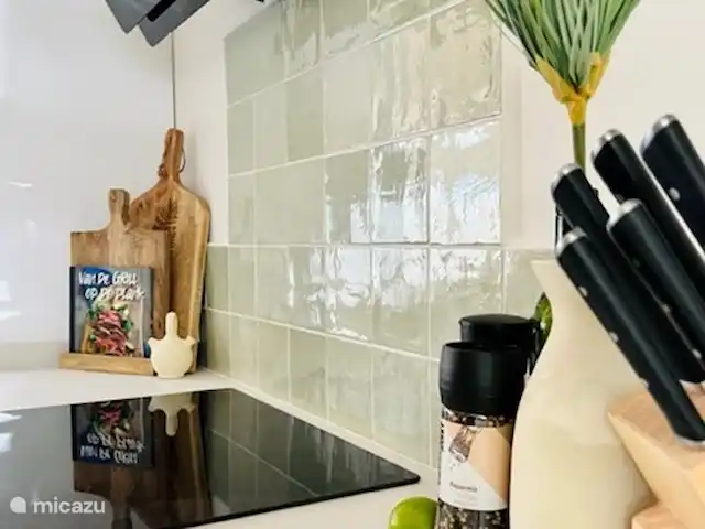 Casa Lina * Los Lagos/ Bohostyle | Espagne, Costa Blanca, Jávea - maison mitoyenne Détail de la cuisine. La crédence est carrelée avec des carreaux marocains faits à la main...
