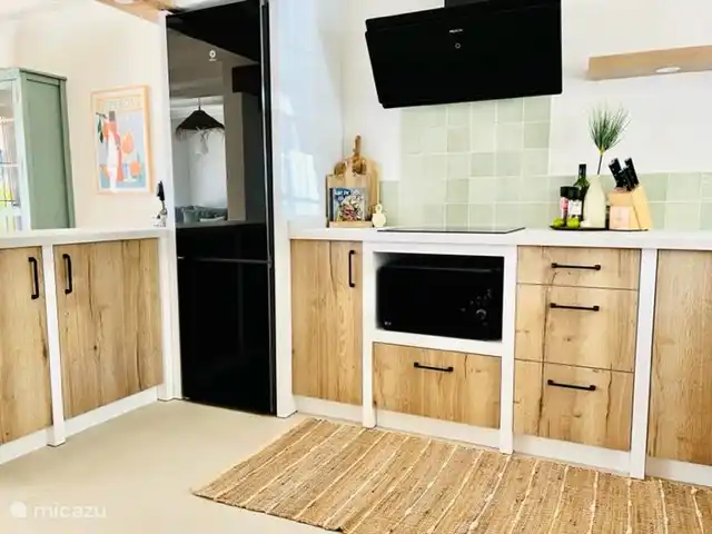 In the cupboards you will find, among other things, a toaster, juicer, kettle, mixer, knife block with good knives, cooking pots and pans, cooking utensils... from well-known brands. 