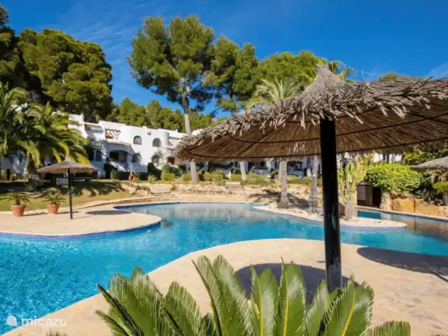 Casa Lina * Los Lagos/ Bohostyle | Espagne, Costa Blanca, Jávea - maison mitoyenne La grande piscine commune (avec îlot, cascade, différentes profondeurs et pataugeoire séparée). Des heures de plaisir aquatique garanties !